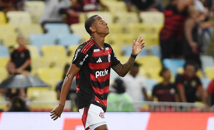 Wallace Yan aproveita chances no Flamengo e elogia Filipe Luís: "Todo dia é um teste"
