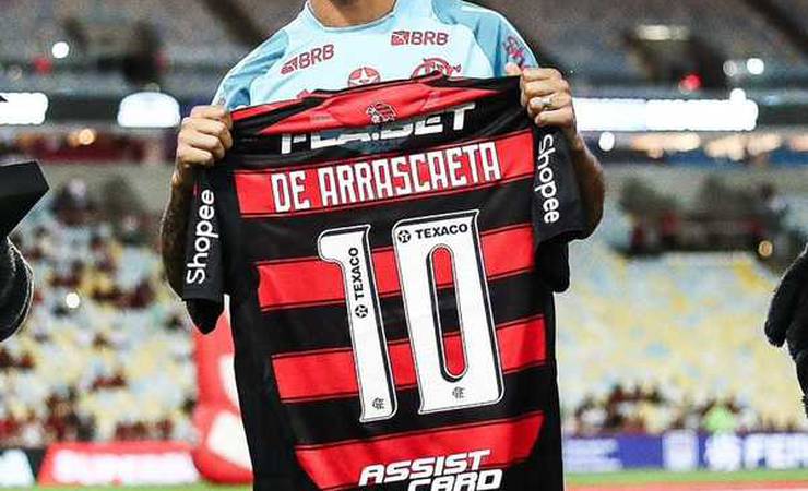 Com a benção de Zico, Arrascaeta recebe oficialmente a camisa 10 do Flamengo no Maracanã