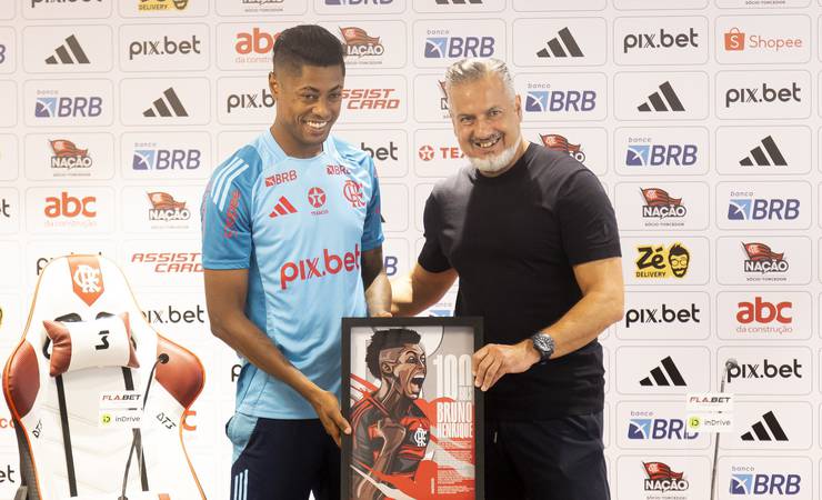 Bruno Henrique chora ao ser homenageado pelos 100 gols pelo Flamengo: "É para poucos"