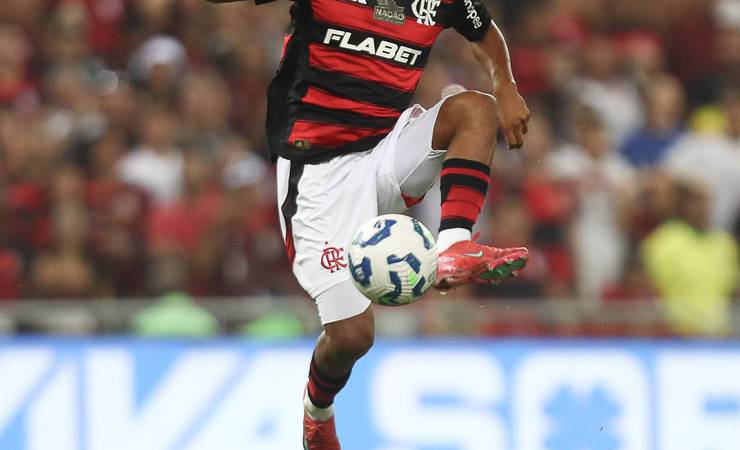 Flamengo informa que De la Cruz sofreu entorse no joelho