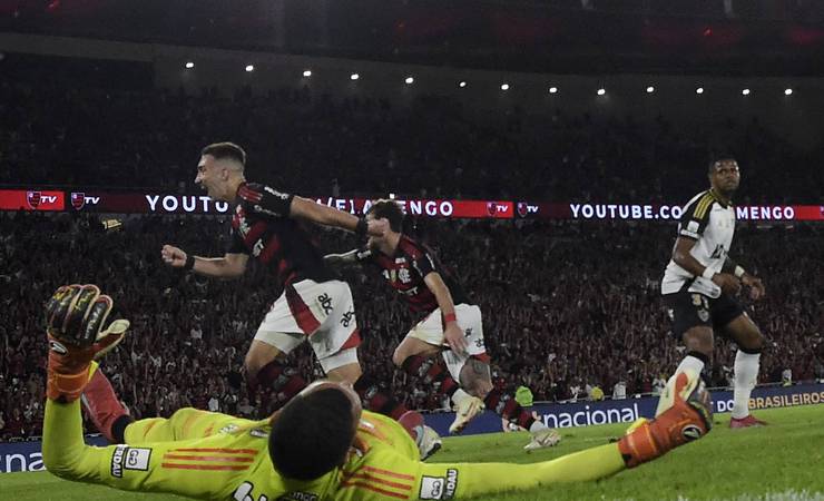 Análise: Flamengo esbarra em marcação do Atlético e é salvo pela bola aérea para voltar à liderança