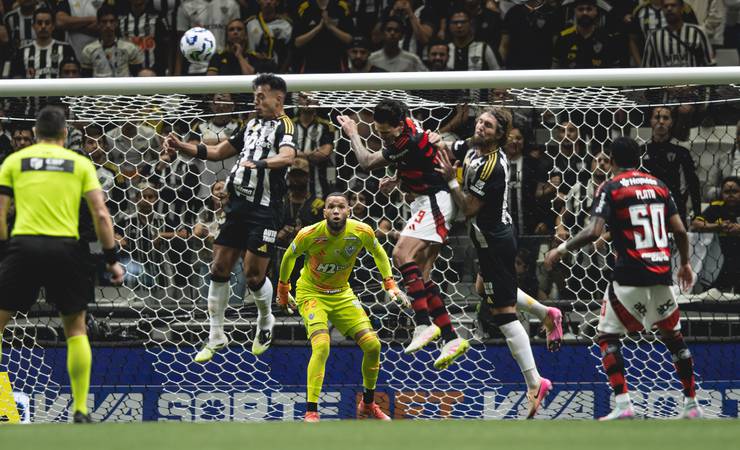 Galo supera 1º tempo ruim e elimina o Flamengo com brilho de Everson
