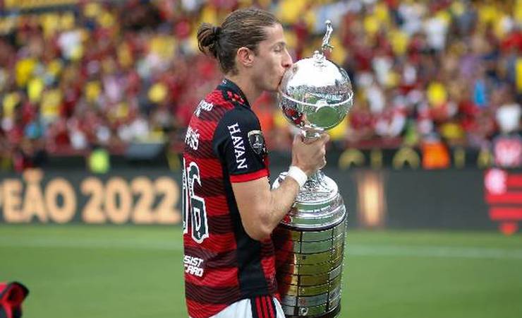 Escalação do Flamengo: Filipe Luís será titular na despedida, e Varela treina no time principal