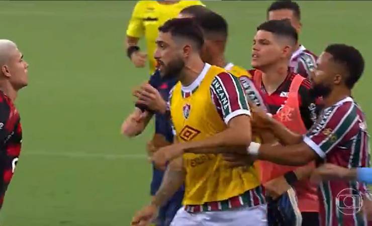Súmula diz que Freytes, do Fluminense, foi expulso por "golpear" Luiz Araújo, do Flamengo