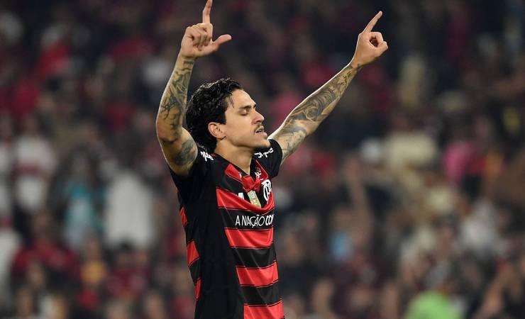 Pedro marca no Flamengo x Vitória e chega a 100 gols no Maracanã, igualando Quarentinha