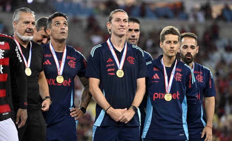 Filipe Luís leva banho de gelo dos jogadores do Flamengo e comemora Carioca: "Sou ambicioso, quero mais"