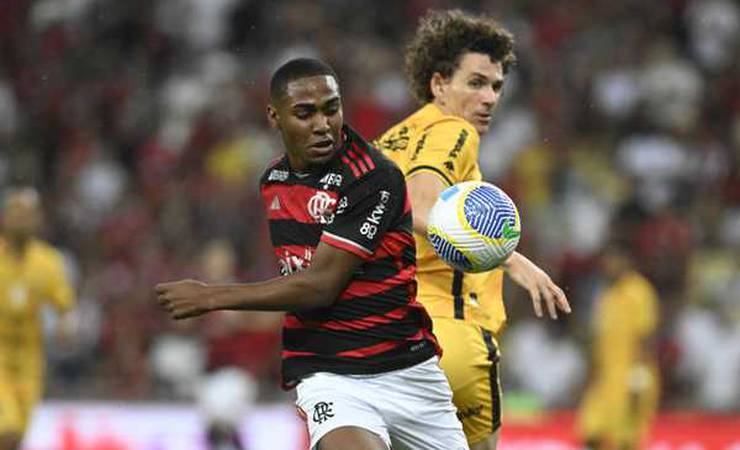 Lorran agarra primeira chance com Tite de titular e aos 17 anos enche os olhos do técnico no Flamengo