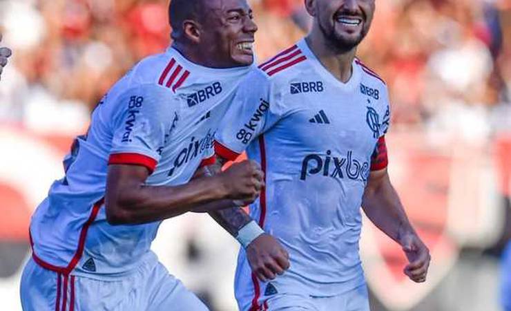 Dupla de volta? Arrascaeta e De la Cruz têm 80% de aproveitamento juntos no Flamengo