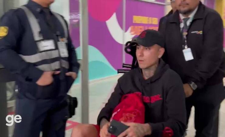 Com Pulgar de cadeira de rodas, Flamengo chega ao Rio depois de eliminação na Copa do Mundo