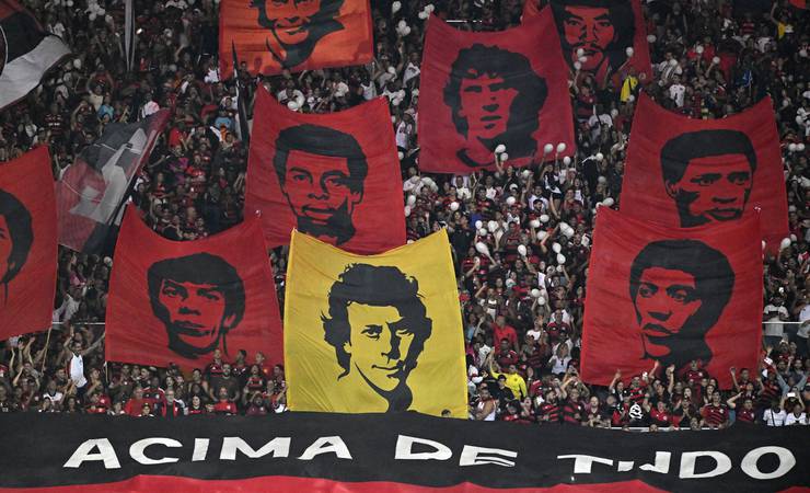 Torcida do Flamengo faz mosaico com homenagem a campeões mundiais de 81 e ignora Tita; veja