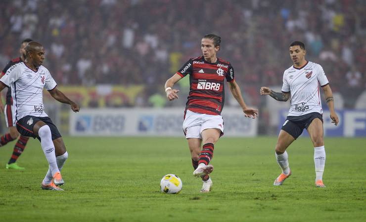 Diretor do Bayer Leverkusen revela que tentou contratar Filipe Luís antes do Flamengo: "Ele queria ganhar títulos e ganhou"