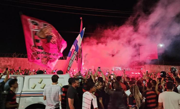 Torcedores do Flamengo fazem festa de madrugada para recepcionar o time em São Luís