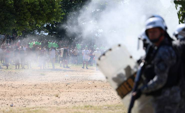 Confusão marca embarque do Flamengo ao Catar; tensionam protestos de torcedores