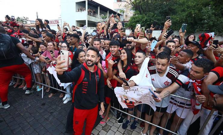 Flamengo é recebido com festa em Uberlândia e jogadores atendem torcida na porta de hotel