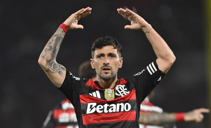 Arrascaeta é eleito craque do Brasileirão 2025 e brilha em temporada histórica pelo Flamengo