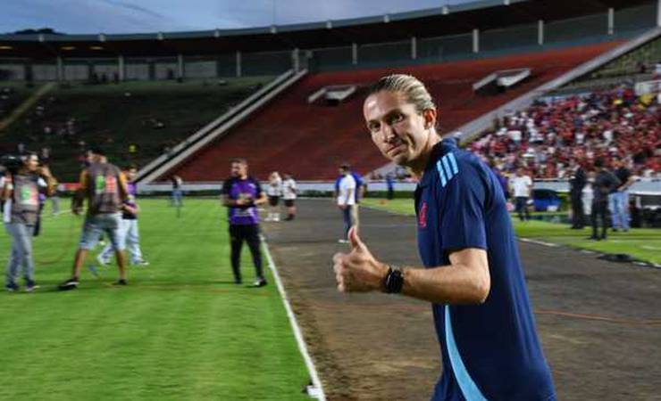 Filipe Luís elogia time reserva do Flamengo: "Que concorram pela vaga e quem quebra a cabeça sou eu"