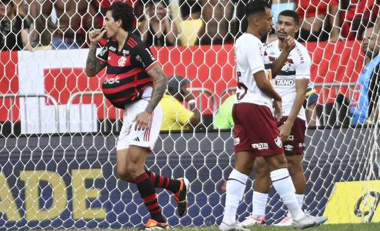 Pedro, do Flamengo, homenageia esposa grávida de gêmeos: "Estamos muito felizes"