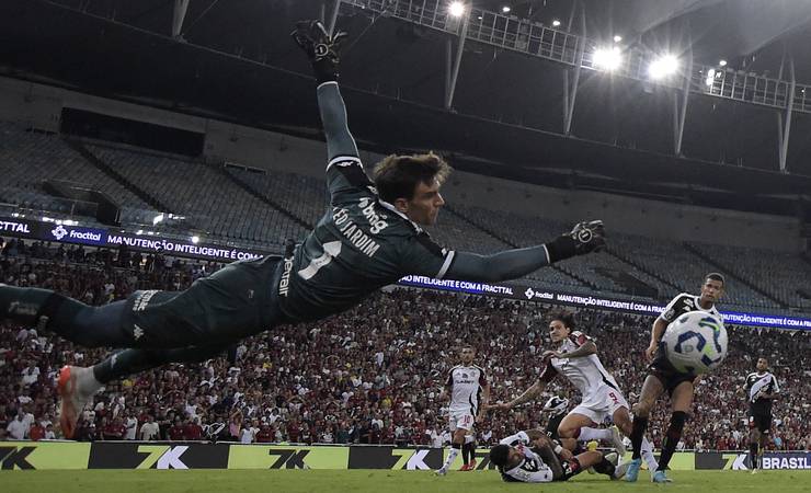Conta oficial do Flamengo elogia Léo Jardim, do Vasco, em clássico: "Virou o Neuer"