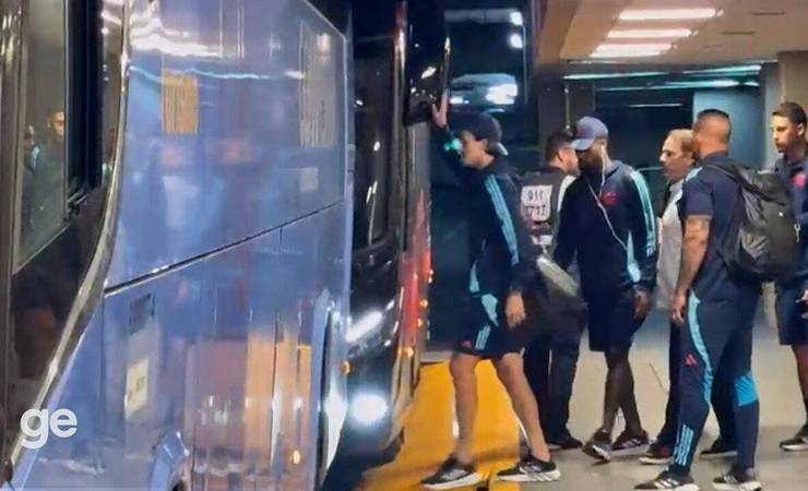 Flamengo desembarca no Rio de Janeiro com Gerson mancando; veja vídeo