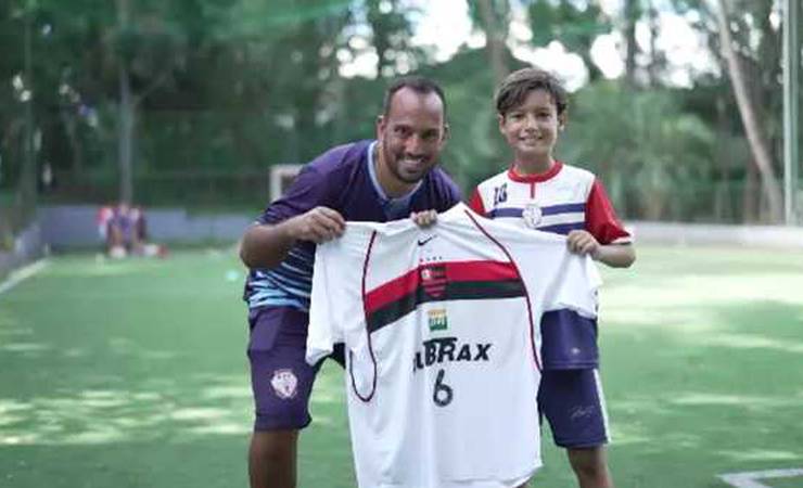 Lembra dele? Roger Guerreiro abre escolinha em SP e prevê vitória do Flamengo mais tranquila que 2004