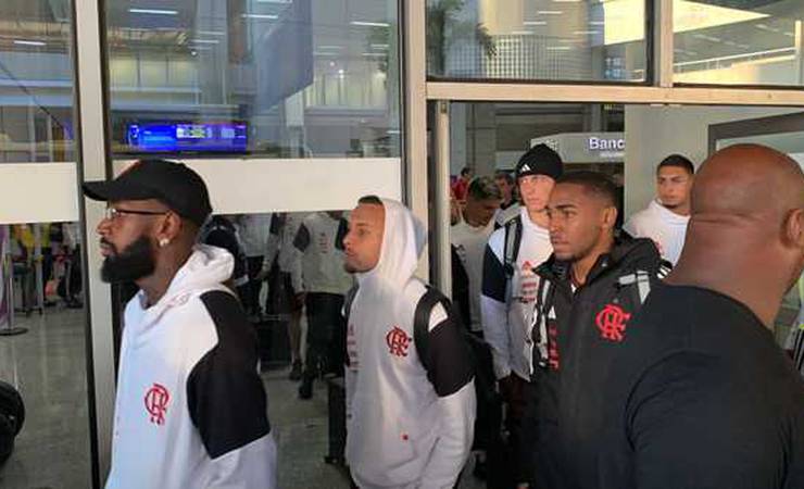 Com pequeno protesto da torcida, Flamengo desembarca com segurança reforçada após derrota na Libertadores