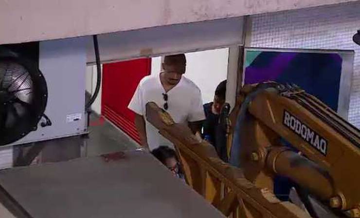 Danilo chega ao Rio para assinar com o Flamengo