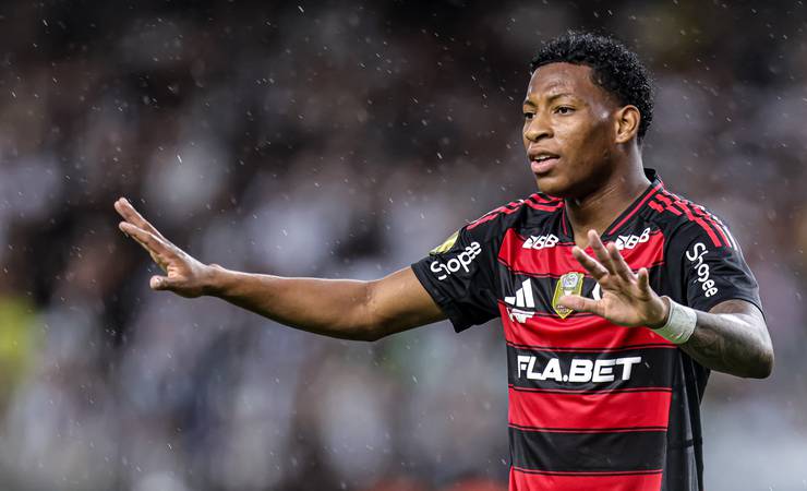 Exame aponta leve edema no joelho de Plata, que vira dúvida no Flamengo contra o Corinthians