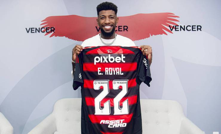 Emerson Royal esbanja carisma em chegada ao Flamengo e canta desde rap até música da torcida