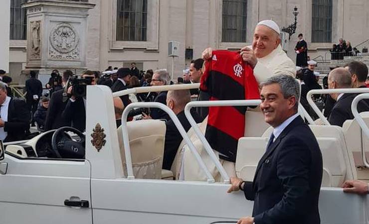 Torcedor que presenteou Papa profetiza: "A camisa do Flamengo está abençoada e vamos ser campeões"