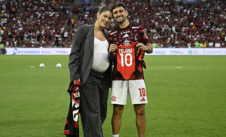 Arrascaeta recebe homenagem e renova contrato com Flamengo até 2028