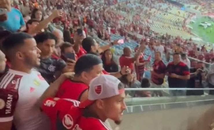 João Gomes assiste ao jogo do Flamengo na Libertadores no meio da torcida