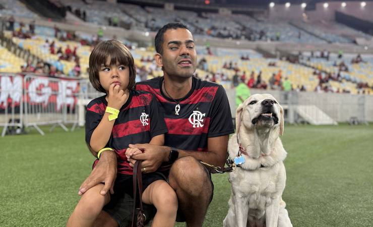 Surfista cego de ondas gigantes conhece jogadores do Flamengo no Maracanã e ganha camisa de Pedro