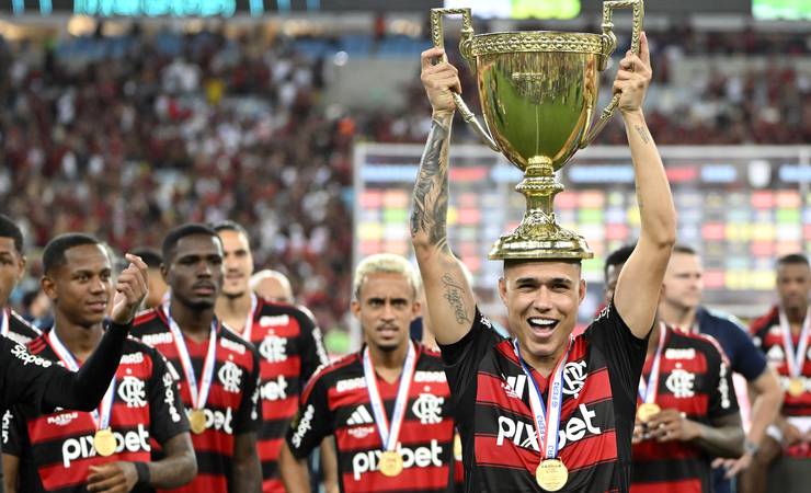 Luiz Araújo, do Flamengo, explica gesto de mostrar tatuagem e rebate Mano: "Não sou moleque"