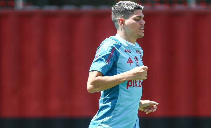 Ayrton Lucas treina com o grupo do Flamengo e tem chance de voltar contra o Maricá