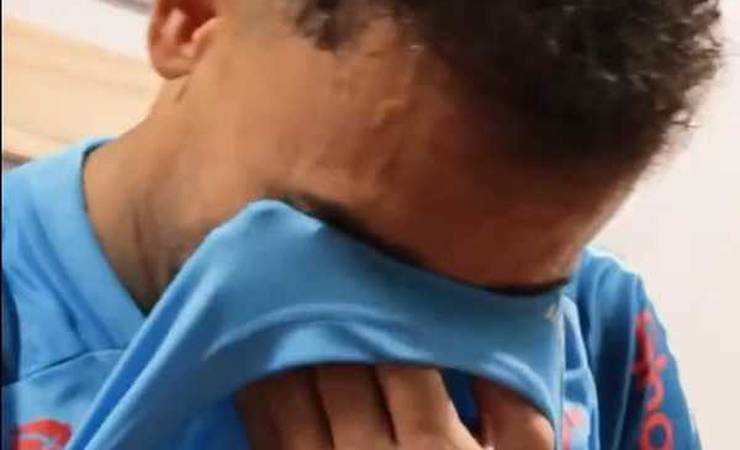 Danilo chora com mensagem do pai: "Não podia voltar para casa sem vestir a camisa do Flamengo"