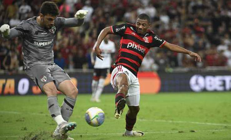 De la Cruz comenta posicionamento no Flamengo e evita comparação com Zico