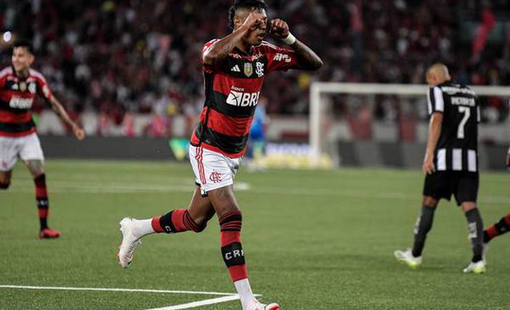 Invicto contra rivais há 12 jogos, Flamengo estremeceu líder, eliminou Flu duas vezes e goleou Vasco