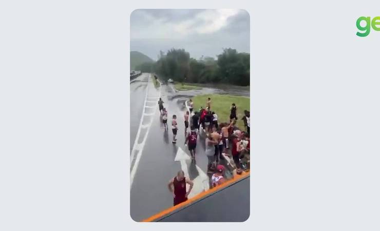 Acidente com ônibus de torcedores do Flamengo deixa 16 feridos na Dutra