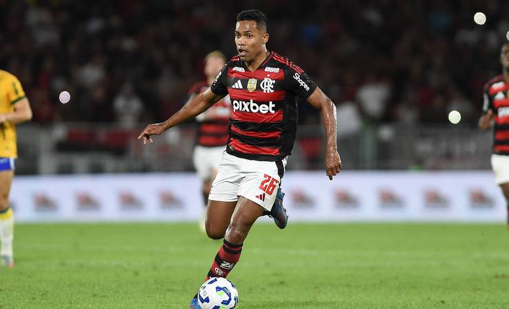 Flamengo enfrenta dilema na lateral-esquerda: quem brilhará na reta final da temporada?