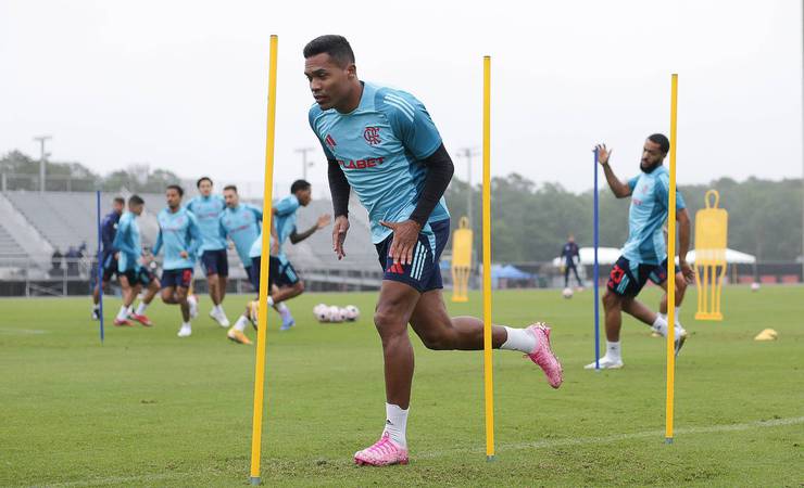 Alex Sandro e Ayrton Lucas treinam com o grupo e vivem expectativa de reforçar o Flamengo na Copa do Brasil