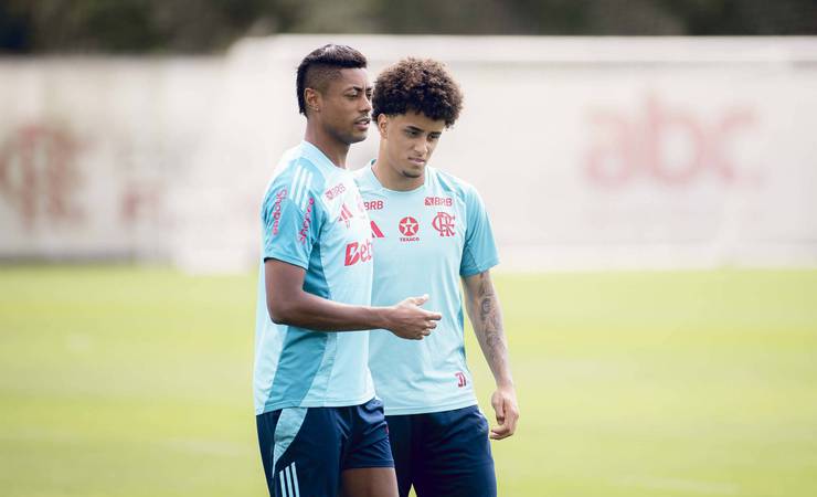Ryan Roberto treina com o profissional do Flamengo e aguarda convocação para jogo contra o Juventude