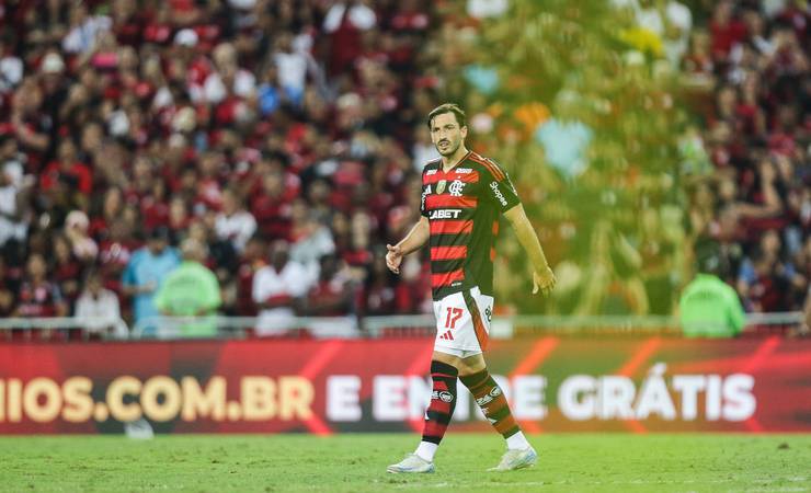 Retorno de Viña deve fazer Flamengo negociar um lateral-esquerdo no fim do ano