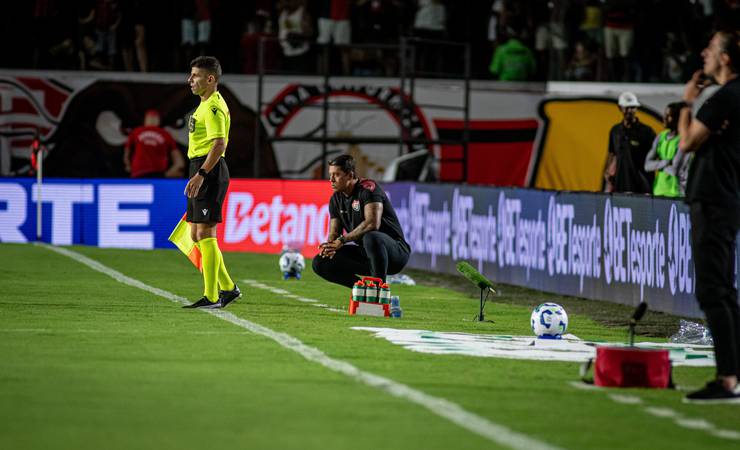 Vitória x Flamengo: Thiago Carpini é expulso em comemoração de gol