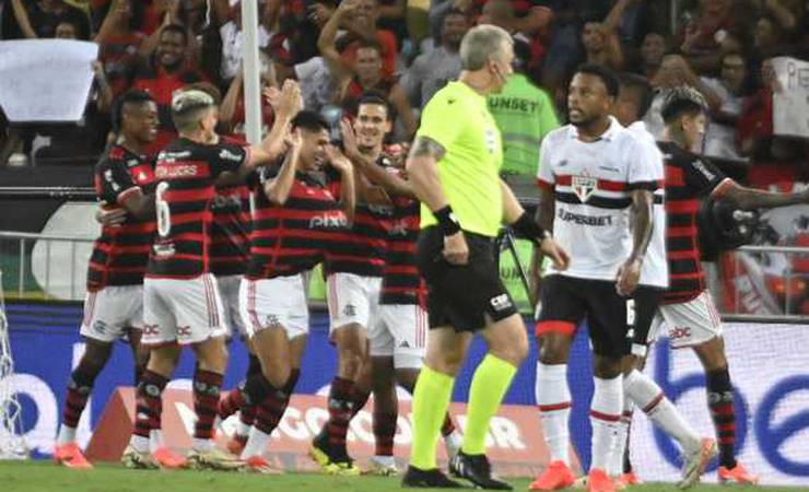Análise: Flamengo controla o jogo, mas oscila de novo e sofre no fim após substituições