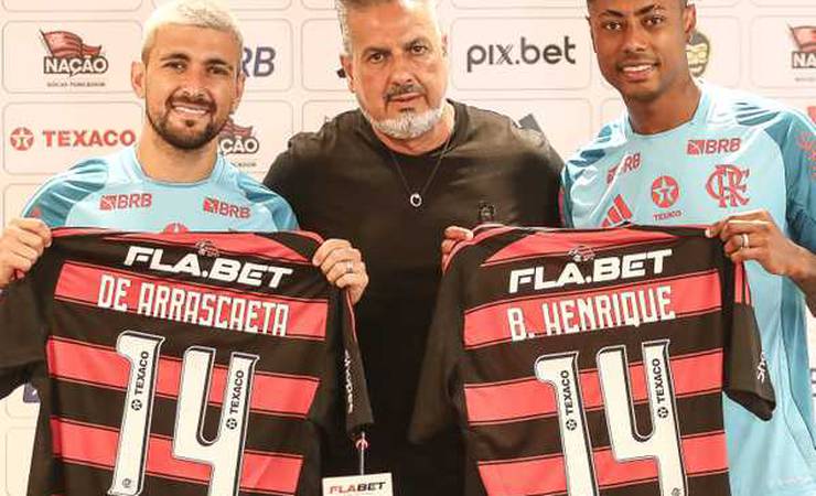 Arrascaeta e Bruno Henrique recebem homenagem por número expressivo de títulos pelo Flamengo