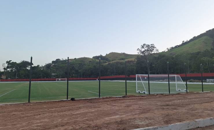 Campo do estádio para a base do Flamengo no Ninho do Urubu é concluído; veja foto