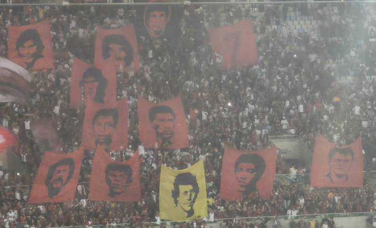 Torcida do Flamengo faz mosaico com homenagem a campeões mundiais de 81 e ignora Tita; veja