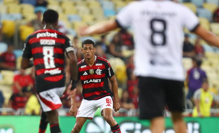 Cercado por zagueiros de seleção, João Victor amadurece cedo no Flamengo: "Aprendo muito"