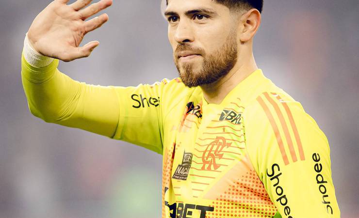 Ovacionado por Maracanã lotado, Rossi vive melhor fase no Flamengo e revela brincadeira: "Defende até bala"