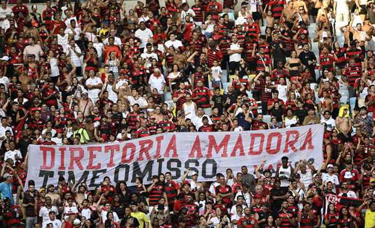 Torcida do Flamengo protesta em jogo contra o Corinthians: "Diretoria amadora"
